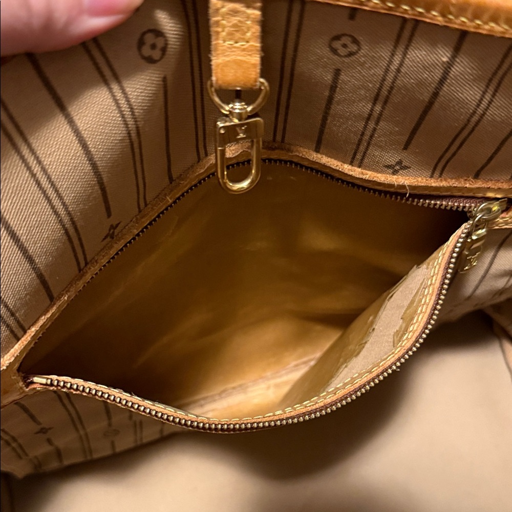 Louis Vuitton Classic Monogram Neverfull - Picture 13 of 15